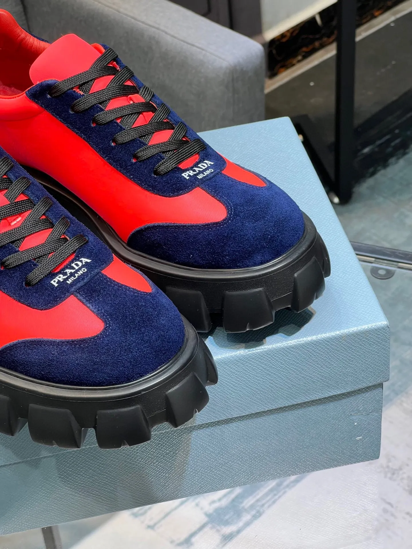 Men's shoes 💰540 Prada Latest 2025ss spring and summer catwalk series Thick-soled platform platform Casual sports shoes Couple style ☑️ Bold contrasting bright colors and fashionable combination Casual sports style design with exquisite details Classic personalized gear thick sole Increased comfort and unique modern trend style 🚩 Fabric: Cowhide ➕ Cloth Lining: Sheepskin Outsole: Original molded ultra-light foam material Sole thickness: 4.5CM Size: 35-45 (Female 40, Male 45, customized, non-returnable)